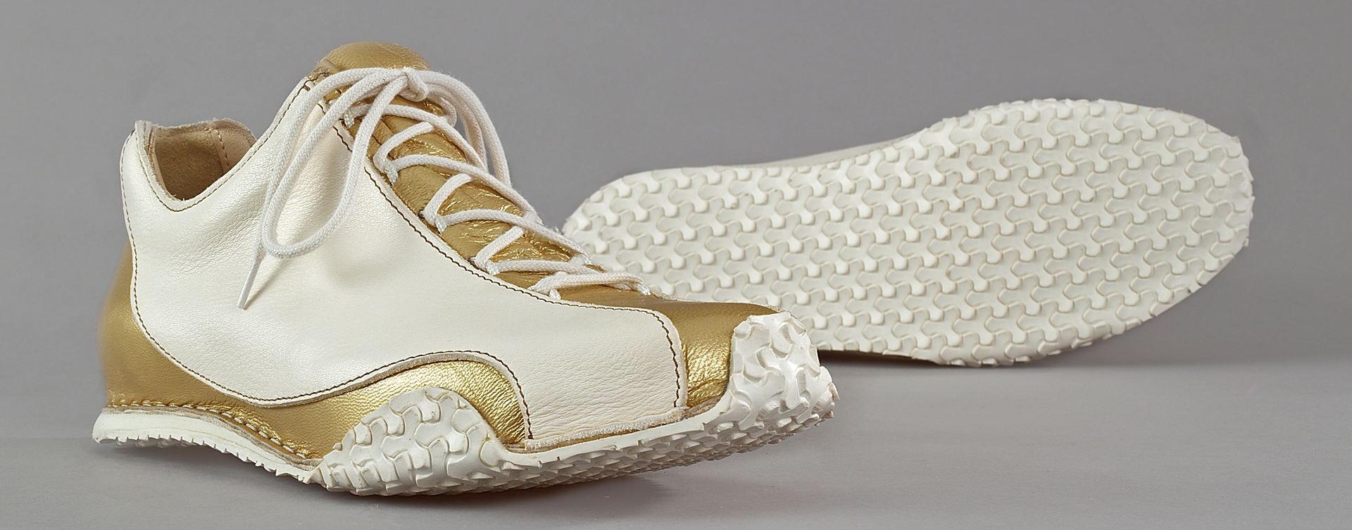 Unsere Vision war es, einen Schuh zu kreieren, der eine harmonische Linienführung mit Elementen eines klassischen Schnür-Sneakers in sich vereinigt. Die geschwungene Silhouette verleiht Inspire ein unverwechselbares Erscheinungsbild.