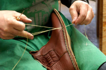 A made-to-measure shoe is created (6) Grooving
