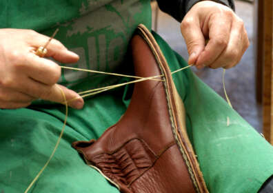 A made-to-measure shoe is created (6) Grooving
