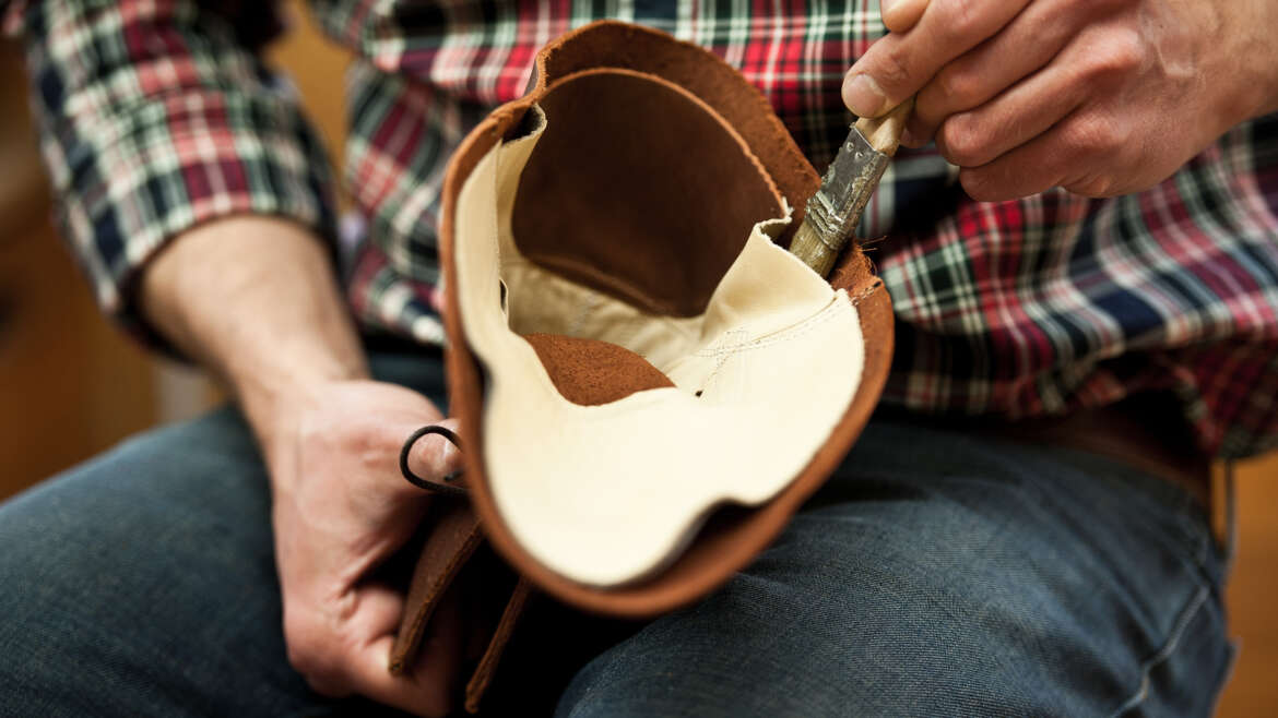 A made-to-measure shoe is created (4) Insole and caps
