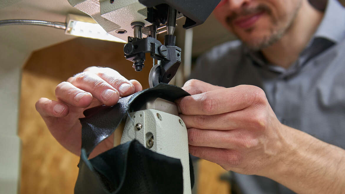 A made-to-measure shoe is created (3) The upper construction