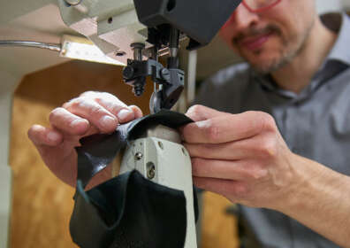 A made-to-measure shoe is created (3) The upper construction
